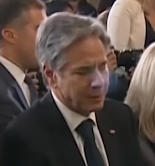 從《CNN》拍攝的影片中可見，布林肯於拜登稱呼習近平為獨裁者後出現了眉頭緊鎖、面部肌肉抽搐的表情。 圖：翻攝X
