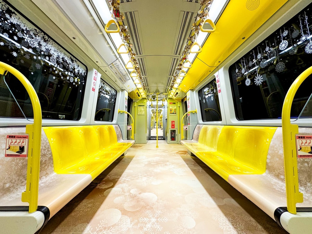 今年新北捷運環狀線也首度結合耶誕城，將列車換裝成雪粼列車。 圖： 新北捷運公司／提供