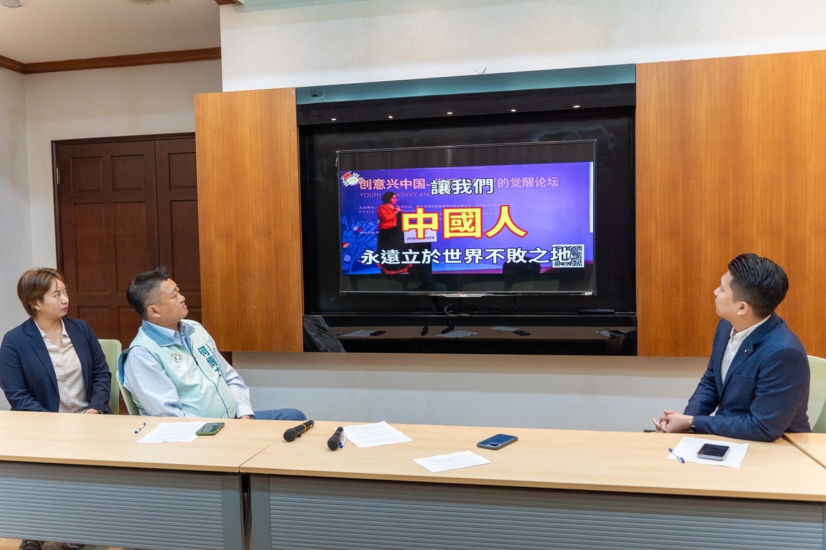 民進黨新北市立委第一選區參選人何博文抨擊對手洪孟楷「為了選舉沒下限，把銘傳大學抹黑成統戰工具！」現場播放洪孟楷母親郭素春在中國發言片段。 圖：何博文競選辦公室提供