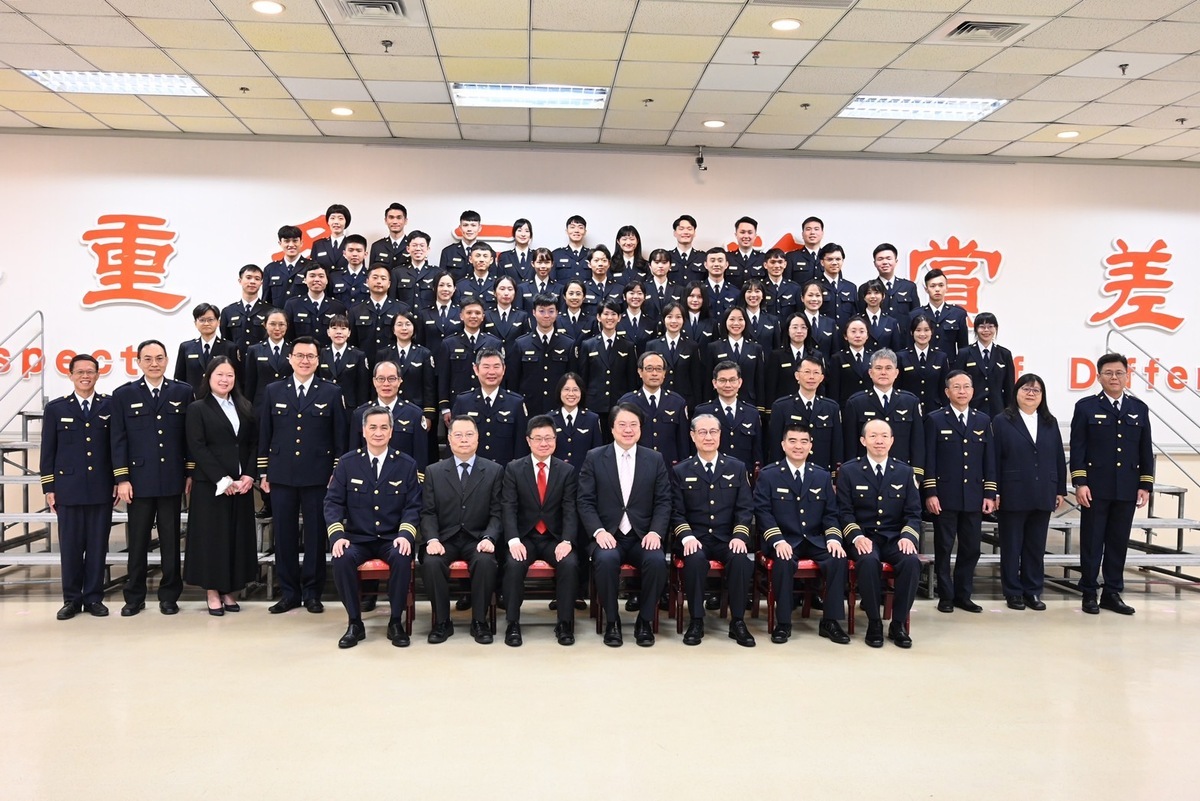 內政部長林右昌 (第一排中)、鐘景琨署長（第一排右3）、林宏恩副署長 (第一排右2)和45名新任移民官合影。 圖：內政部提供