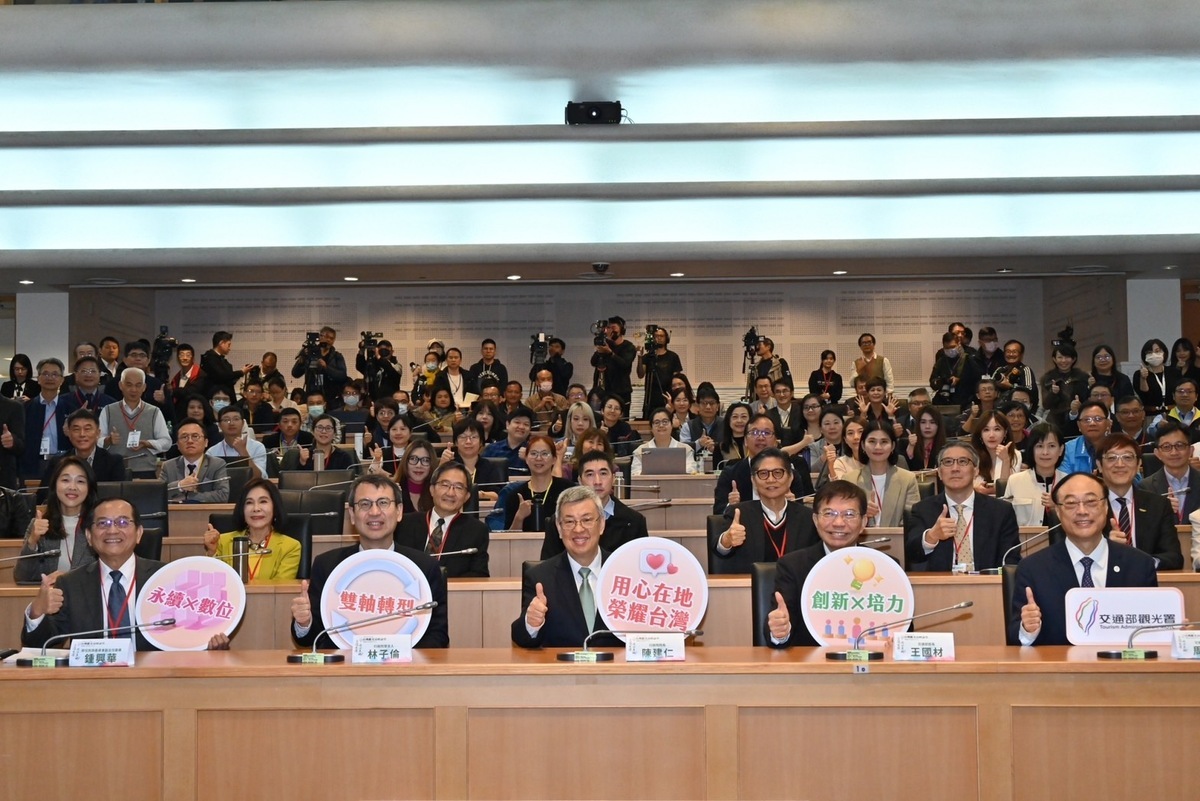 行政院長陳建仁與行政院林子倫發言人、交通部王國材部長、觀光署周永暉署長、原住民族委員會鍾興華Calivat‧Gadu副主任委員、客家委員會周江杰副主任委員等人手持手板合影，為論壇揭開序幕。 圖：行政院提供