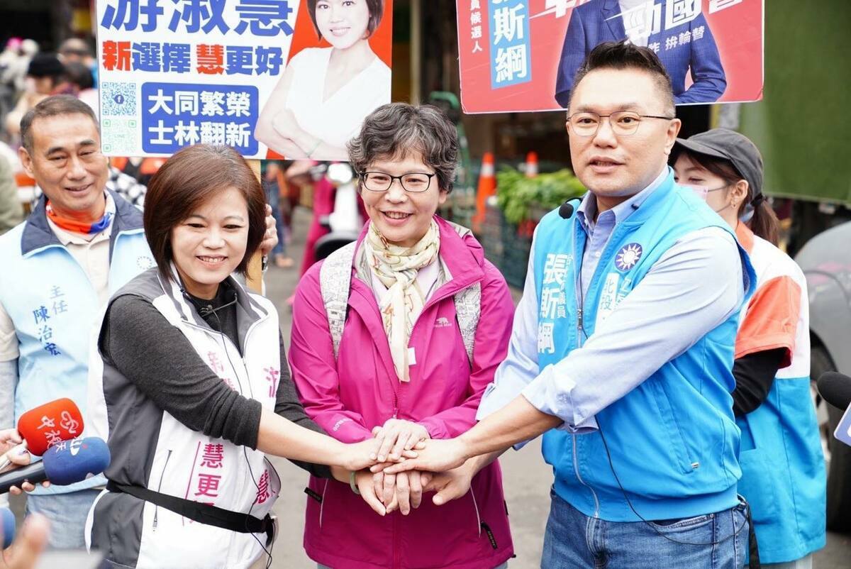 國民黨台北市立委參選人游淑慧（左）、張斯綱（右）與民眾黨台中市立委參選人蔡壁如（中）合體，展現藍白合氣勢。 圖：翻攝張斯綱臉書
