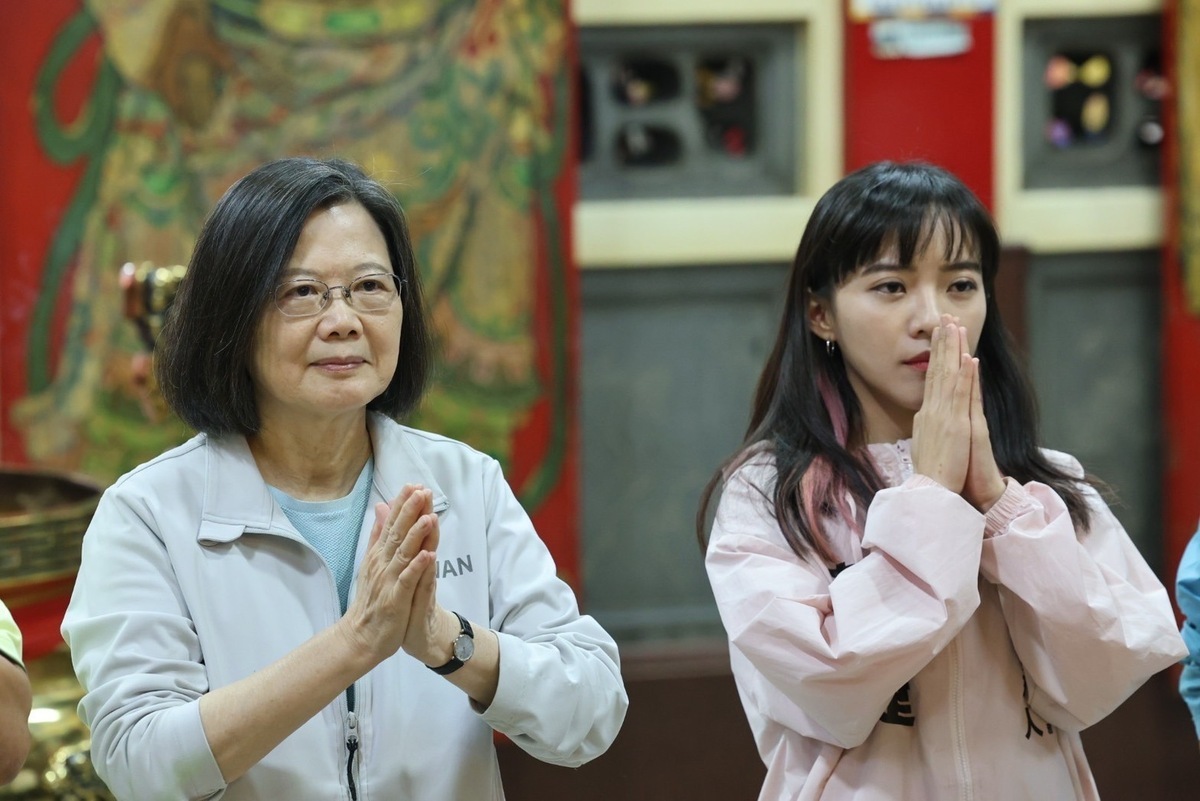 蔡英文(左)、黃捷(右)一起至苓雅區意誠堂參拜。 圖：黃捷競總/提供