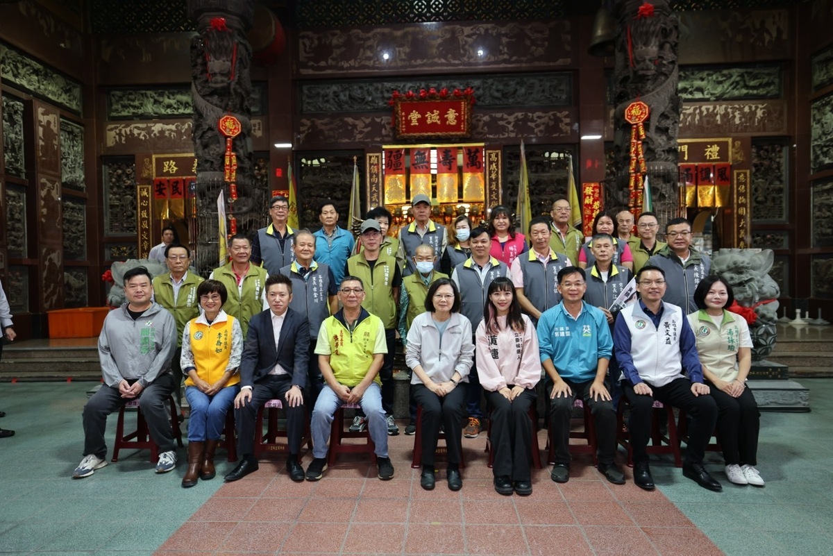 蔡英文(前排中)參拜意誠堂後合影。 圖：黃捷競總/提供