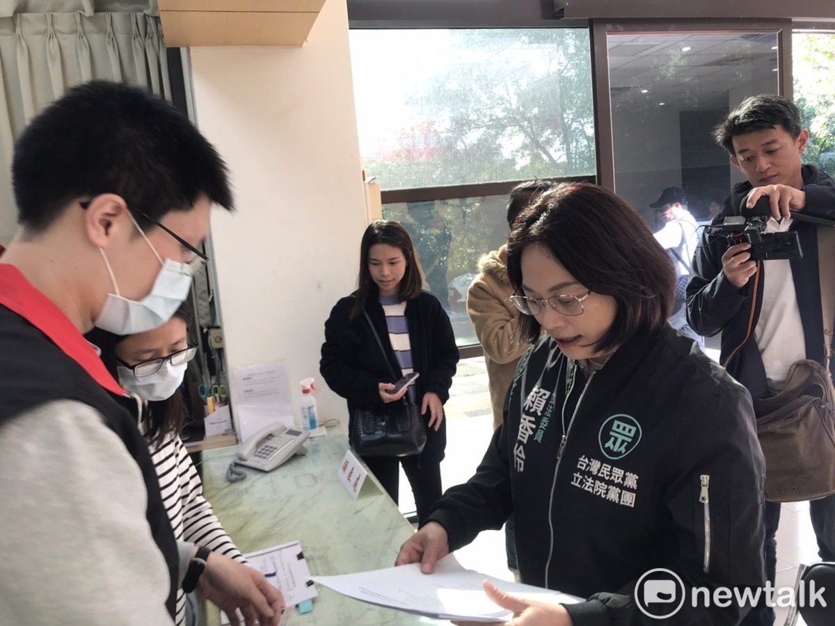 賴香伶親赴桃園市選委會領表參選平鎮龍潭區立委。 圖：賴香伶競辦/提供