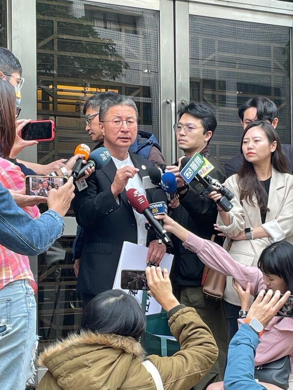 關於國民黨之委馬文君被控洩露國造潛艦機密涉犯外患罪一節，前海軍顧問郭璽稱已將所有證據交給承辦檢察官，PO文稱「馬文君，你往哪裡逃！」 圖：翻攝郭璽臉書