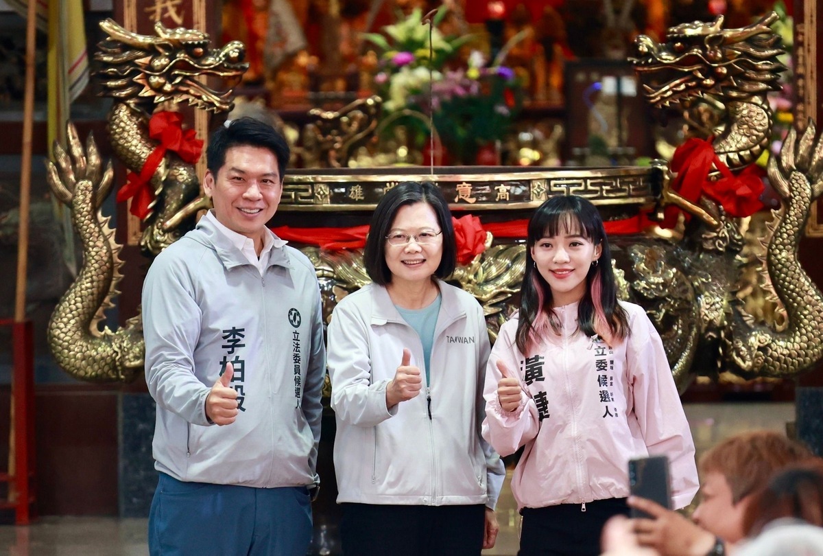 蔡英文(中)首度南下輔選李柏毅(左)、黃捷(右)。 圖：李柏毅競總/提供