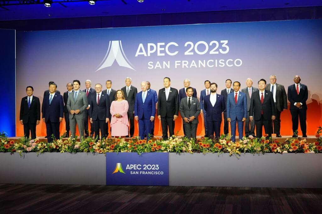 16 日的 APEC 經濟領袖會議上，與會的各國代表照慣例拍攝大合照，然而習近平被安排在角落，幾近「出框」的位置被形容遭邊緣化。 圖片來源/APEC台灣代表團