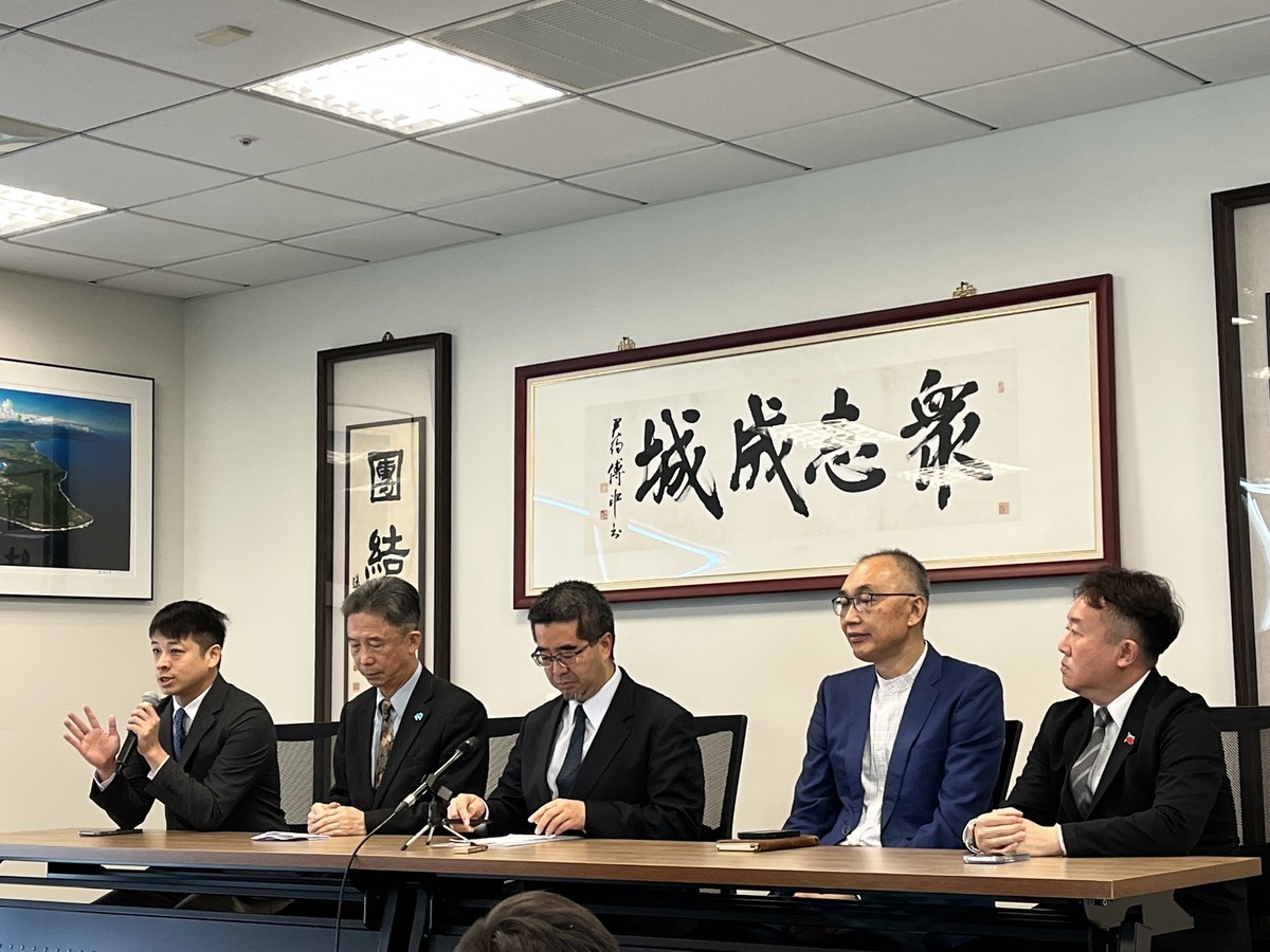 國民黨及民眾黨均派人出席馬辦記者會。 圖：金大鈞/攝
