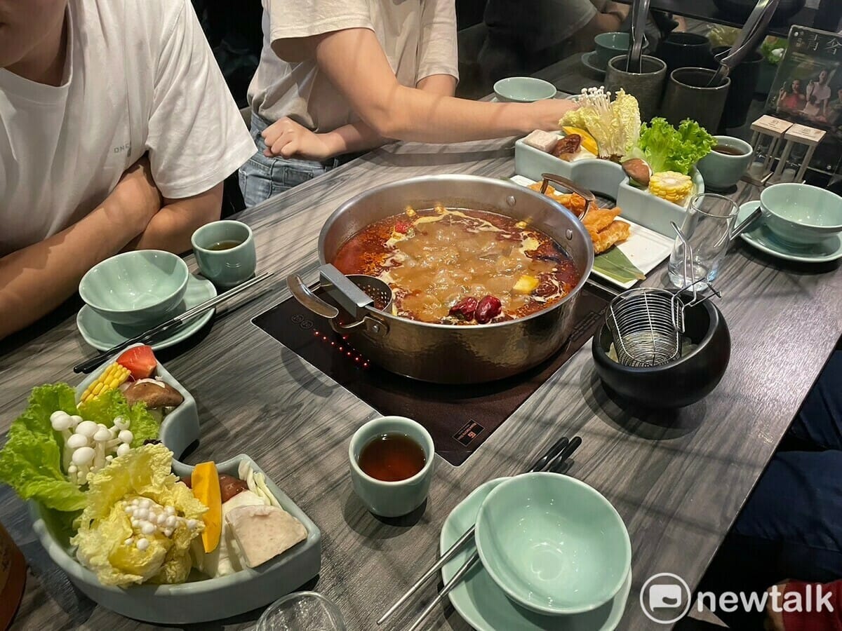 電陶爐是利用紅外線熱輻射原理，透過紅外線導熱到表面的玻璃面板加熱，因此溫度非常高，這時若接觸到易燃物，就容易釀災。（煮火鍋示意圖） 圖：林冠妤／攝