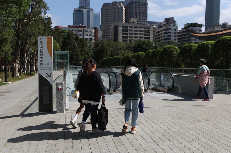 台北大巨蛋18日迎來首場萬人觀戰棒球賽，民眾從國父紀念館的連通道前往大巨蛋。 圖：中央社