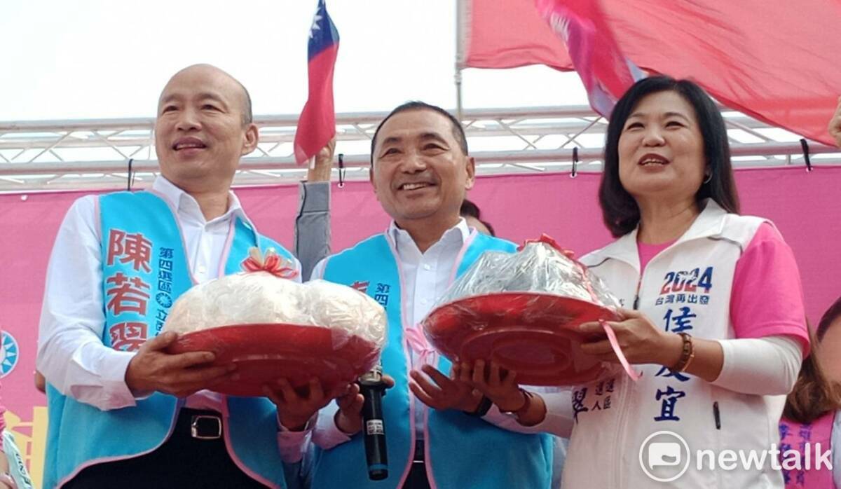 韓國瑜(左)、侯友宜(中)送上包、粽。 圖：孫家銘攝