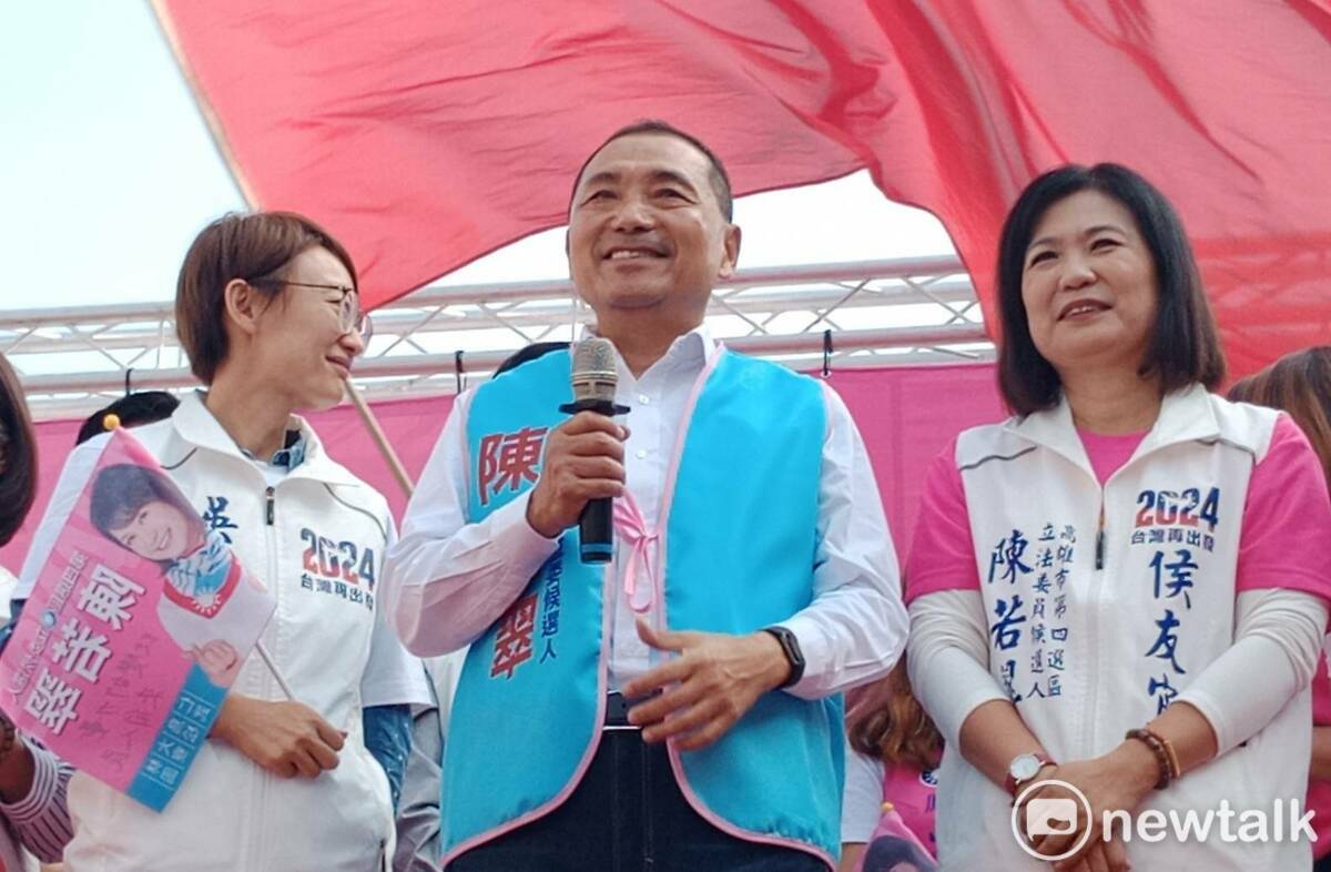 侯友宜(中)對藍白合是否破局笑而不答。 圖：孫家銘攝