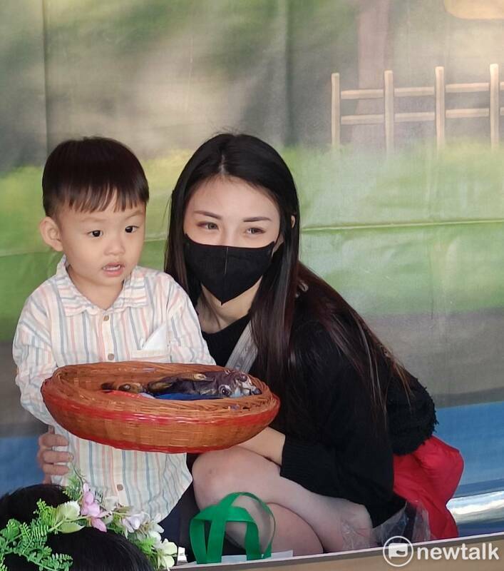 小孩男在「捕魚人家」遊戲中收穫滿滿，高興地與媽媽一同分享。 唐復年/攝