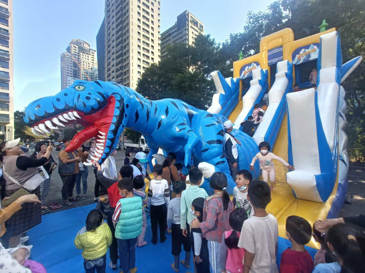 大型氣墊城堡讓孩子們玩得不亦樂乎。  唐復年/攝