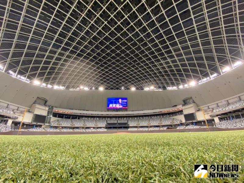 ▲一名現場觀眾拍下台北大巨蛋建築物內部細節照片，並大讚「超宏偉的像美術館，加油聲的回音有夠震憾」。 圖／nownews提供