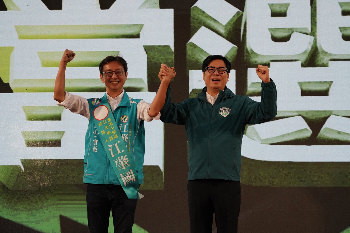 陳其邁向選民推薦江肇國。 江肇國競總/提供