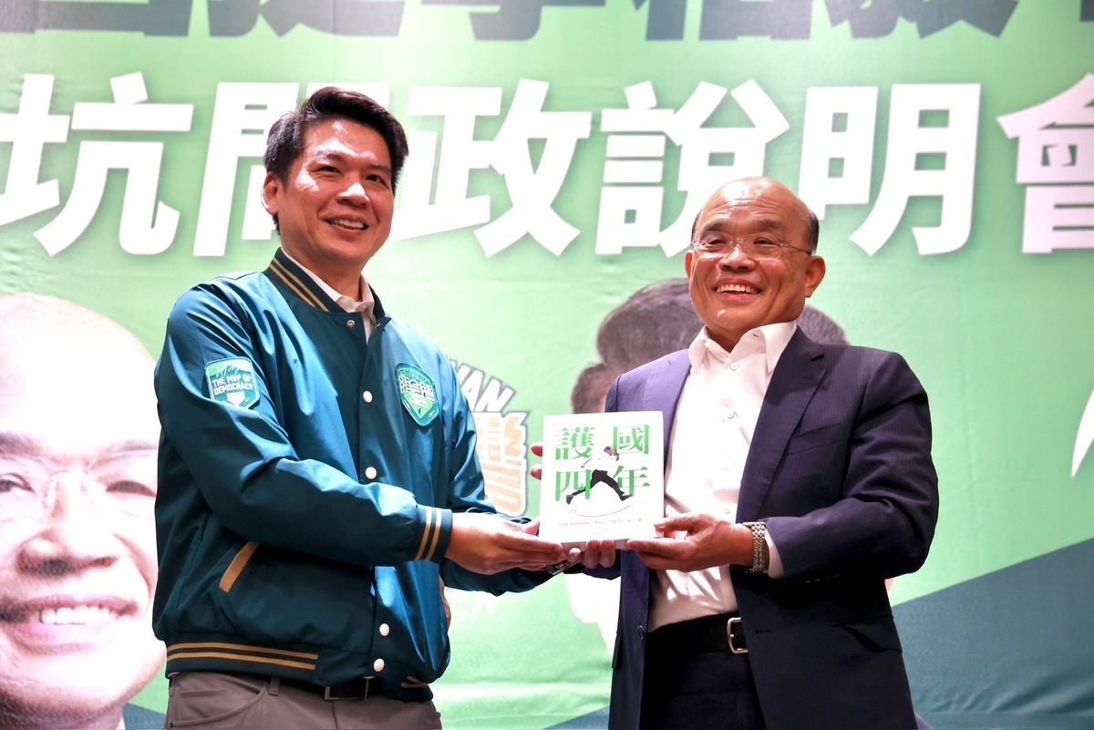 蘇貞昌(右)贈送李柏毅(左)自己《護國四年》的新書。 圖：李柏毅競總/提供