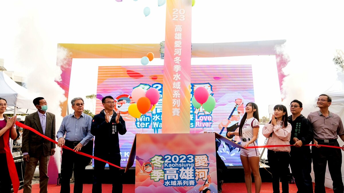 李多慧(右四)出席冬季愛河水域系列賽開幕式。 圖：高雄市運發局/提供