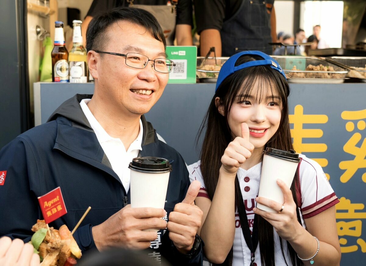李多慧(右)一喝就愛上高雄奶茶。 圖：高雄市運發局/提供