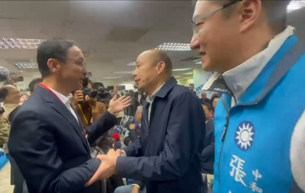國民黨主席朱立倫今（19）天下午在中央常委會前和不分區立委名單列第一名的韓國瑜握手。 圖：擷自直播影片