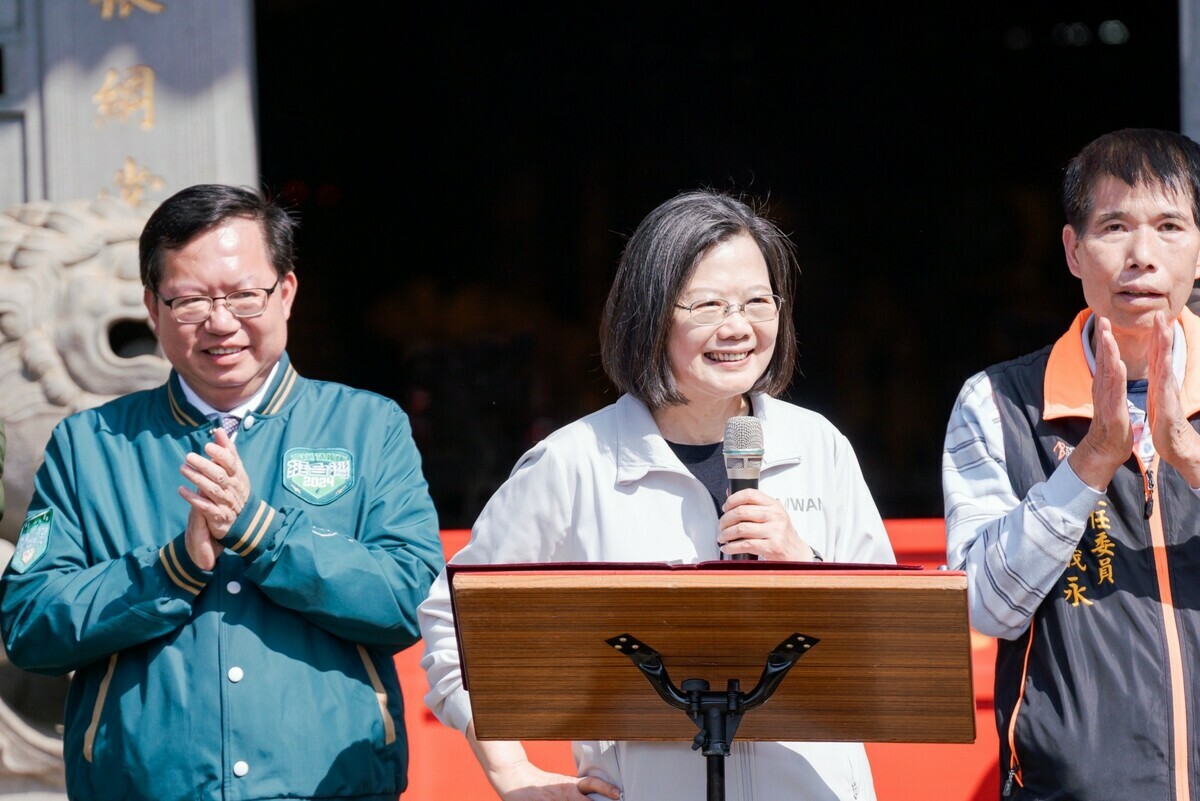 蔡英文赴桃園參香，並替鄭運鵬、黃世杰等人站台。 圖：民進黨提供