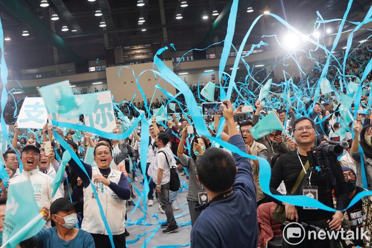 民眾黨支持者今（19）天塞爆了TeamKP誓師大會會場。 圖：張良一/攝