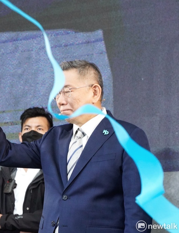 民眾黨總統參選人柯文哲今（19）天在TeamKP誓師大會登台前表示，希望在野可以整合出最強候選人，但他在致詞時又表示，會繼續用台灣民眾黨總統候選人的身份拚戰到底。 圖：張良一/攝