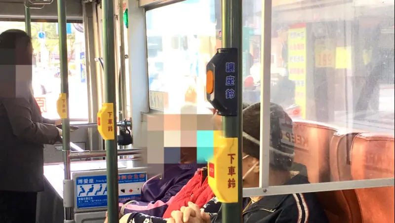 有民眾就在公車上，竟然看到設置了「讓座鈴」，不禁好奇這顆按鈕按下去會出現什麼聲音。 圖：擷自臉書《路上觀察學院》