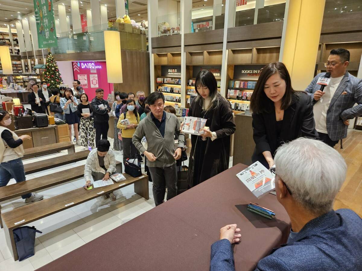 張惠雁(右)當場認購100本。 圖：孫家銘攝