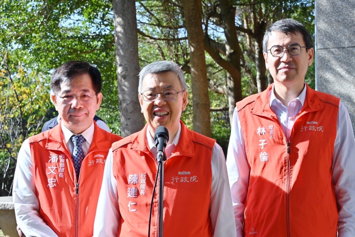 行政院長陳建仁（圖中）今（20）日參訪苗栗縣立興華高級中學（學校社區共讀站），並接受媒體訪問。 圖：行政院提供
