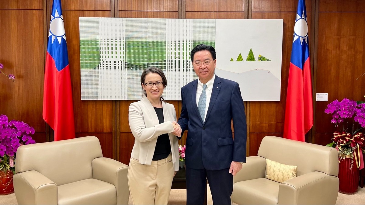 蕭美琴今日上午向外交部長吳釗燮述職，並正式請辭駐美代表。 圖：外交部/提供