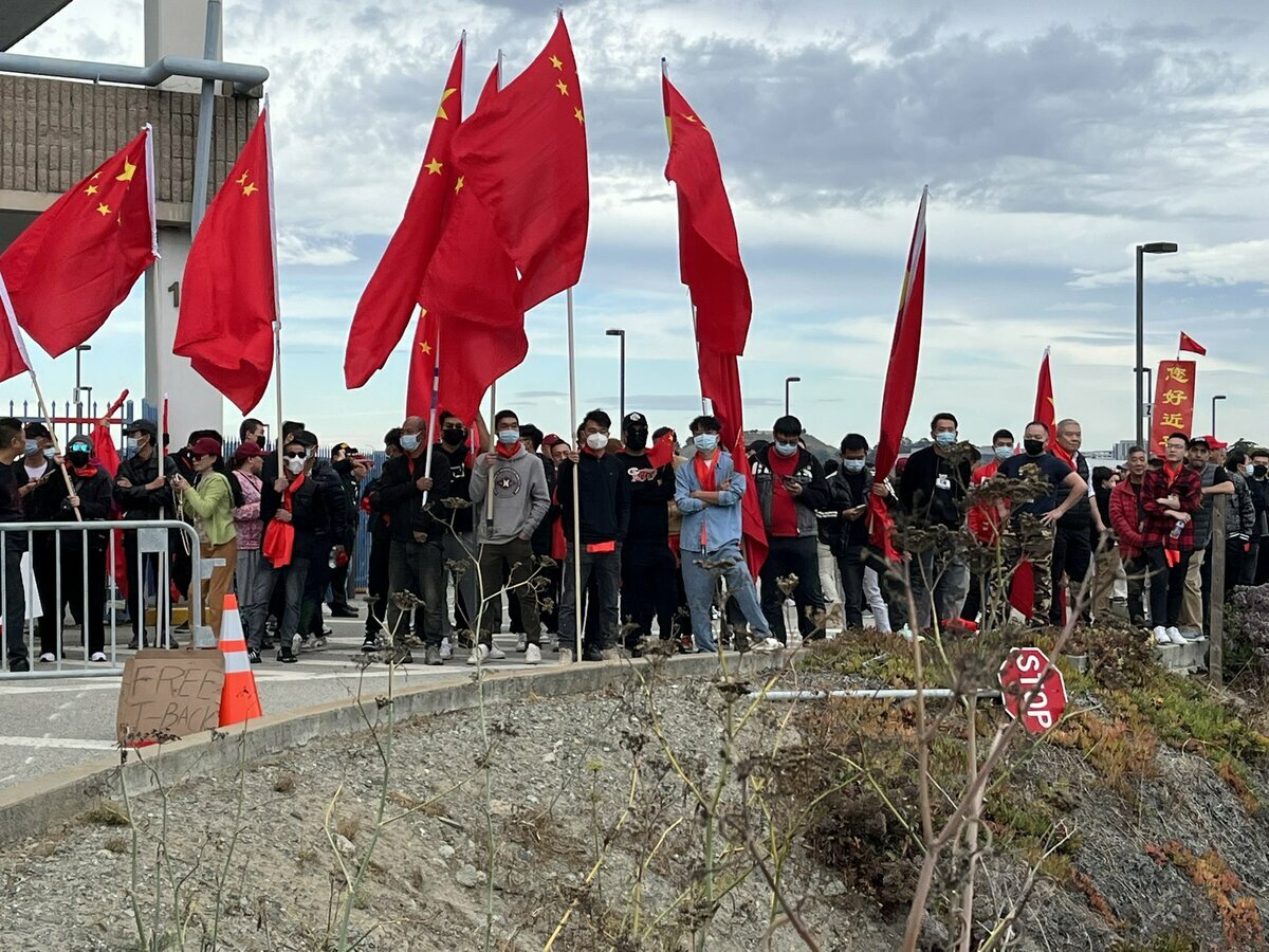 大量反中人士齊聚在舊金山國際機場抗議，遭到親中分子的攻擊。圖為親中分子。 圖：翻攝自 Anna Kwok 郭鳳儀 X（前推特）帳號