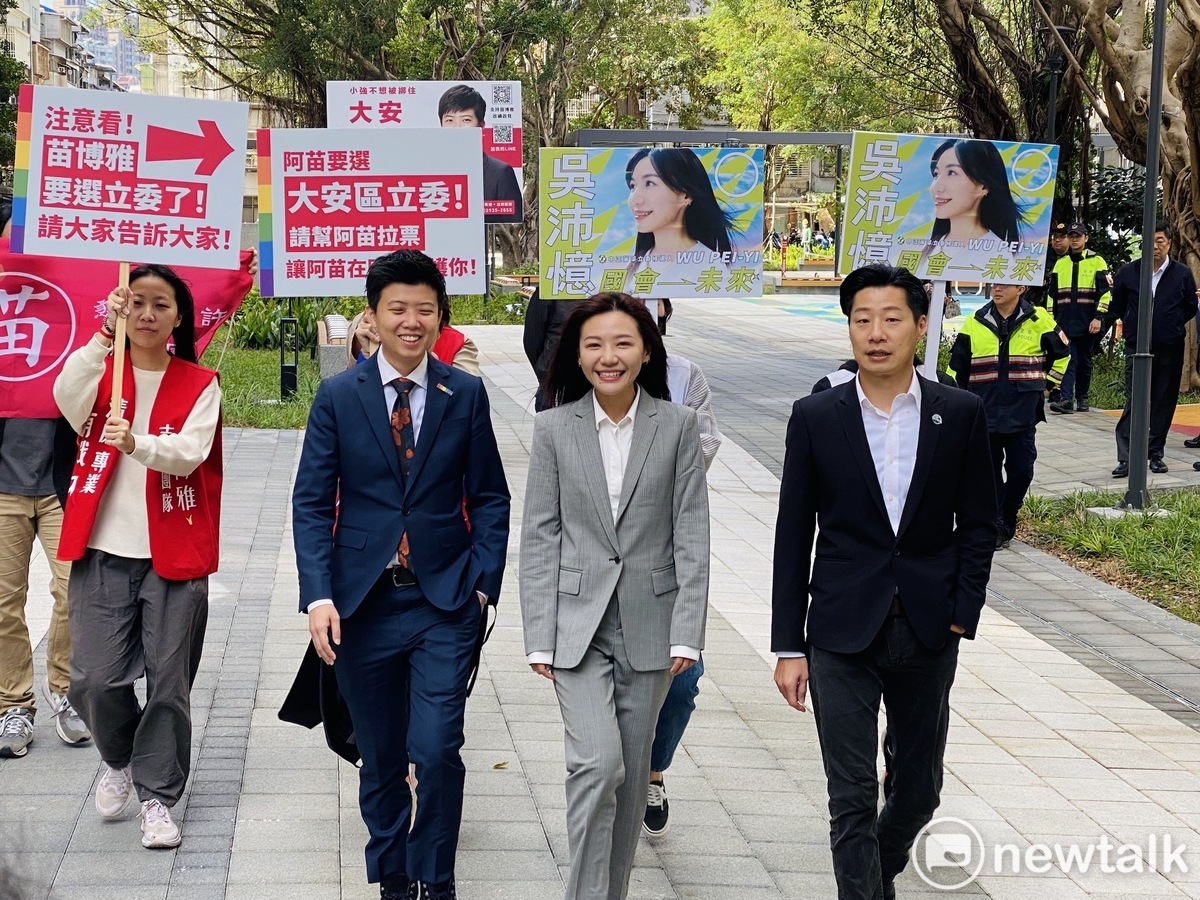 民進黨立委參選人吳沛憶（中）、社民黨立委參選人苗博雅（左）今天在無黨籍立委林昶佐（右）陪同下登記。 圖：周煊惠 / 攝