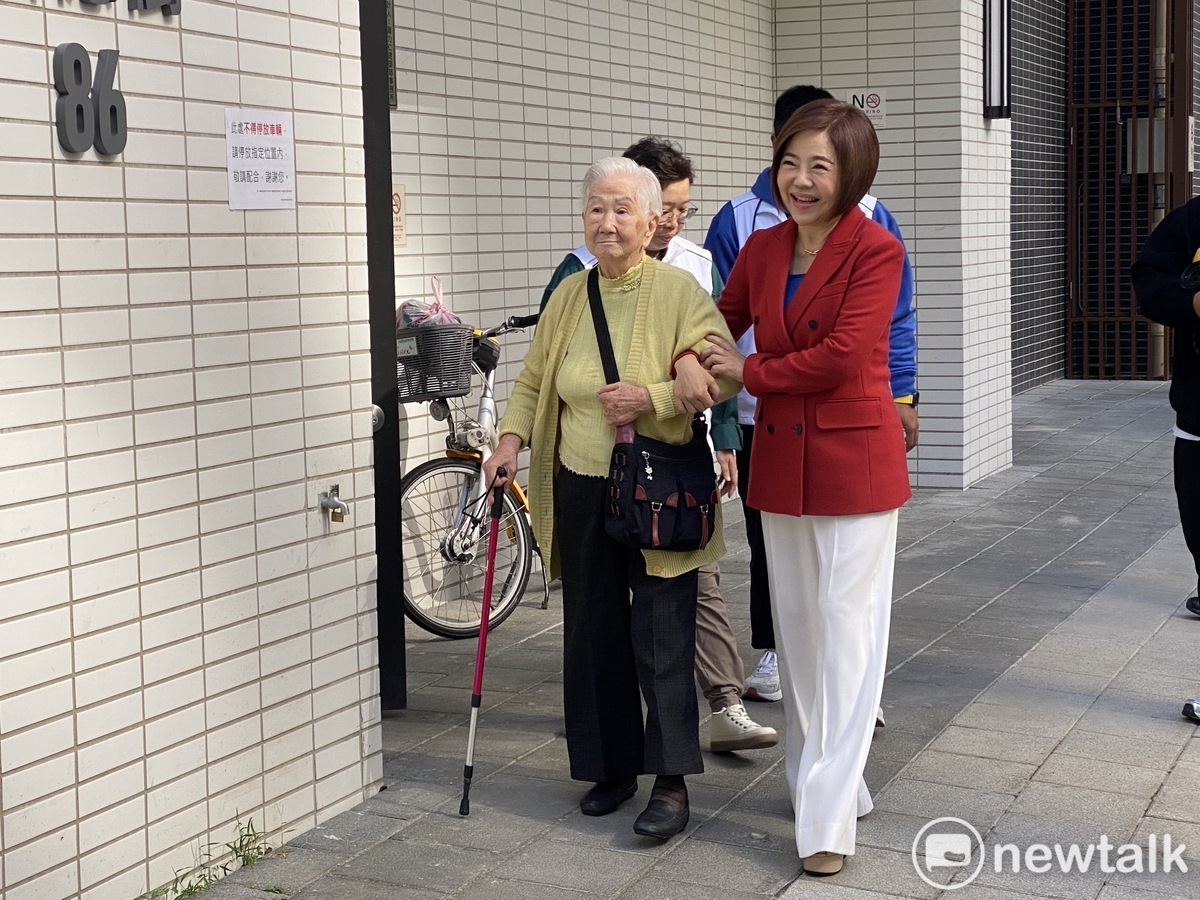 無黨籍立委參選人于美人今天在102歲陳奶奶陪同下登記參選。 圖：周煊惠 / 攝