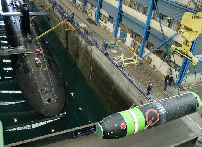 一艘法國凱旋級潛艦正在基地裡裝填M51彈道飛彈。 圖 : 翻攝自MDC軍武狂人Triomphant
