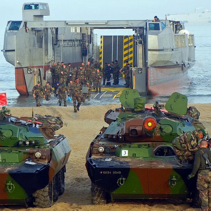 配合法國兩棲攻擊艦的L-CAT（EDA-R）雙體登陸艇，2011年起交付法國海軍。 圖 : 翻攝自mdc.idv.tw Mistral