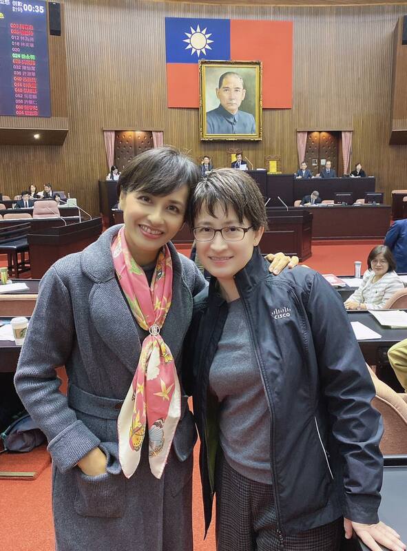 民進黨總統參選人賴清德正式宣佈副手為蕭美琴，情同姐妹的立委邱議瑩相當感動。 圖：翻攝自邱議瑩臉書