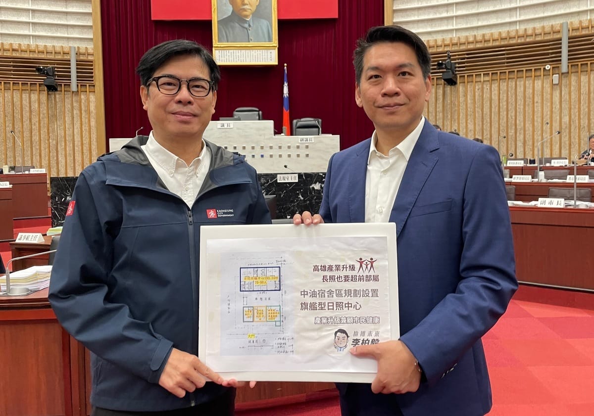 陳其邁(左)正面回應李柏毅(右)最短時間內完成中油宿舍區日照中心。 圖：李柏毅競總/提供