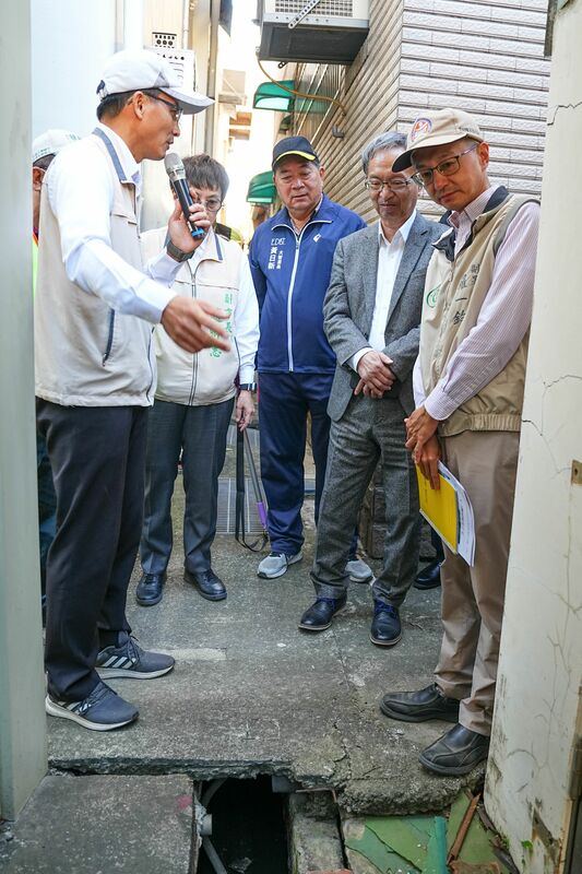 衛福部部長薛瑞元今日南下，視察台南市登革熱防治工作。 圖：疾管署／提供