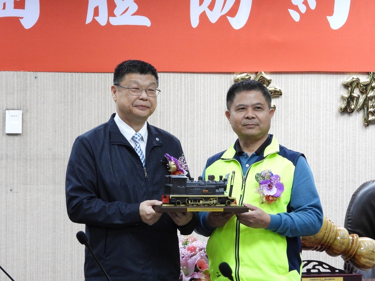 台鐵局與台灣鐵路企業工會也於今(20)天簽訂團體協約。（左為台鐵局長杜微、右為台鐵工會理事長陳世杰） 圖：台鐵局／提供