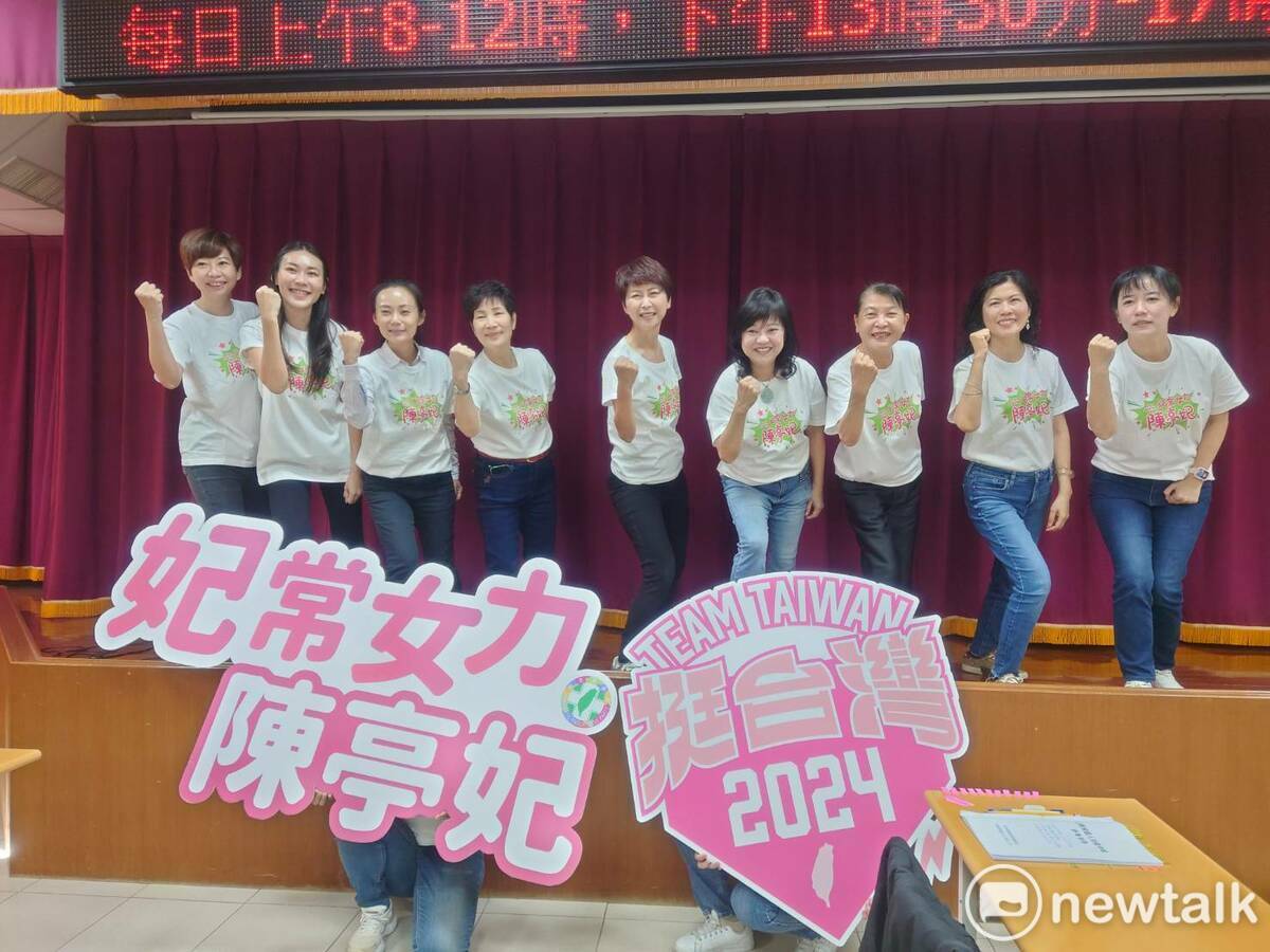 立委陳亭妃由陳秋萍、杜素吟、蔡秋蘭、陳怡珍、周麗津、陳碧玉、余柷青、曾之婕等女議員陪同，一起前往台南市選委會進行登記，全力爭取連任。 圖：黃博郎／攝
