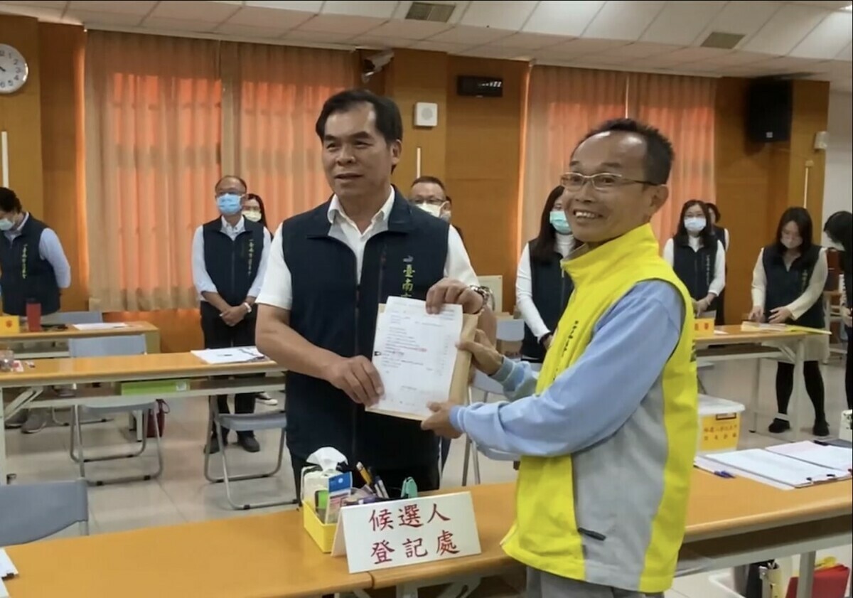 陳永和自詡自己是一部「推土機」，要把公平正義整平，主張修改卸任總統副總統禮遇條例，總統副總統卸任後不能再領人民的薪水。 圖：黃博郎／攝