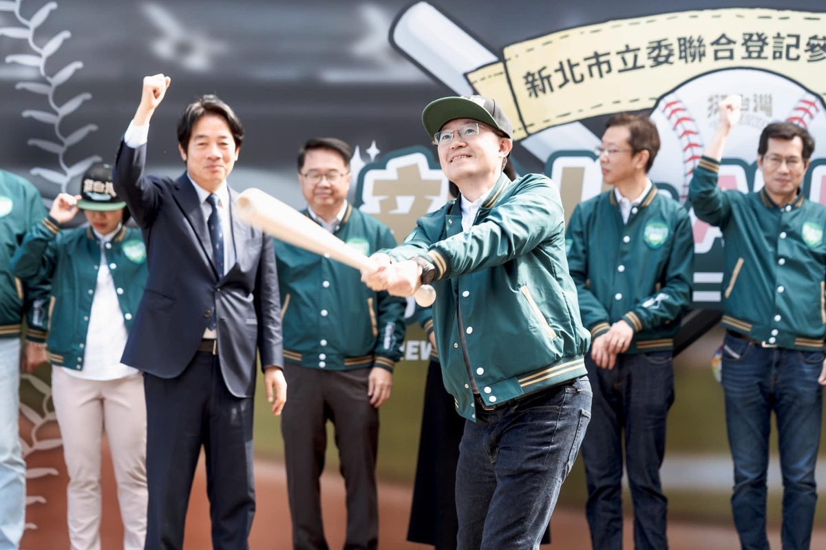 由賴清德授與球棒，游錫堃授與球帽，李坤城「揮出勝利的全壘打！」 圖：民進黨提供