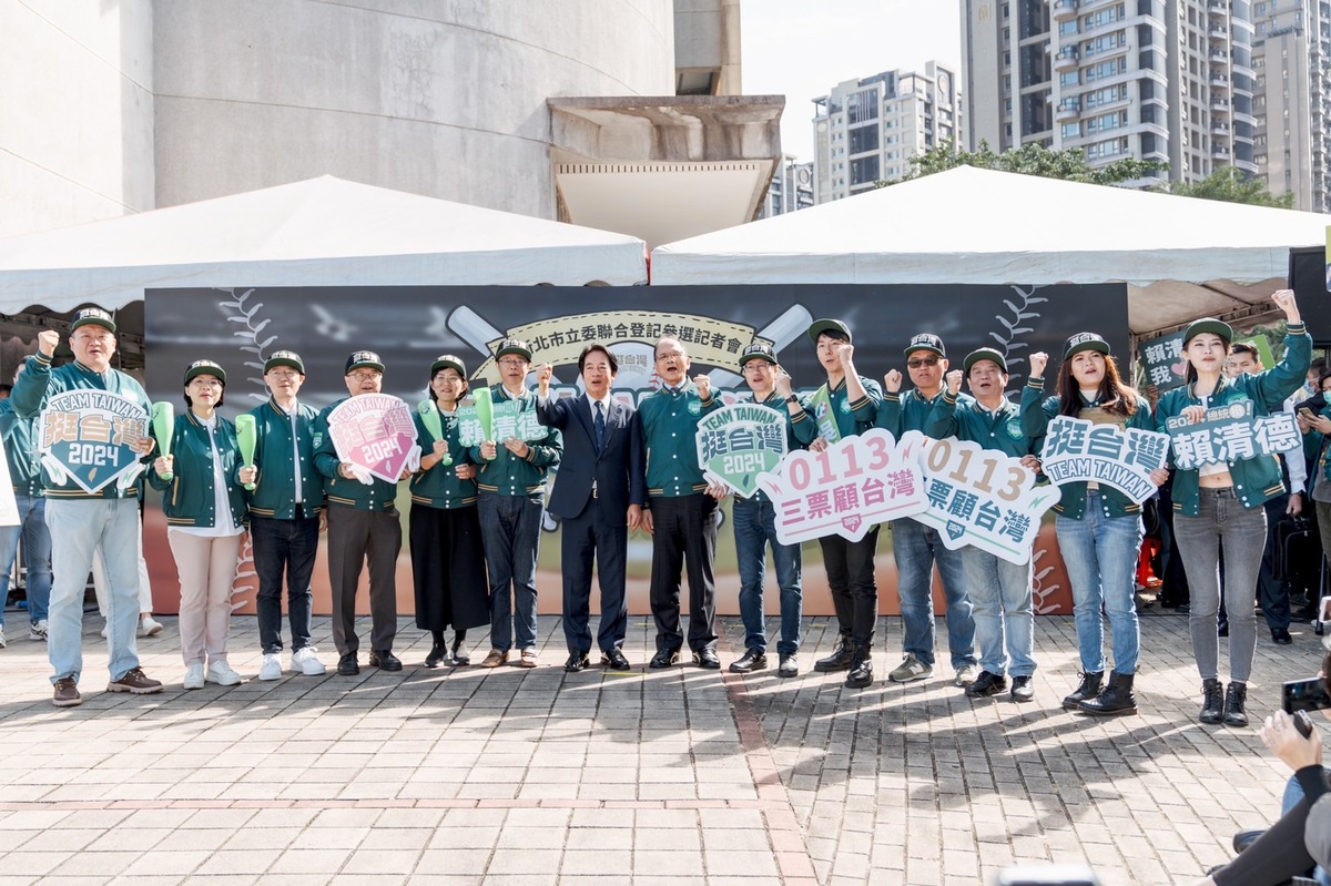 民進黨所提名的新北市十二位立委參選人齊聚一起，展現All STAR明星球員的氣勢。 圖：民進黨提供