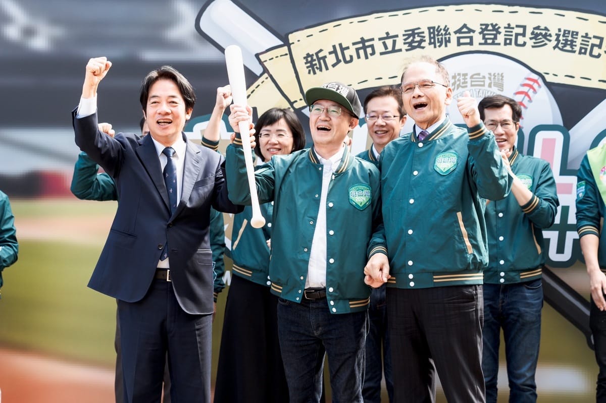 由賴清德授與球棒，游錫堃授與球帽，李坤城「揮出勝利的全壘打！」 圖：民進黨提供