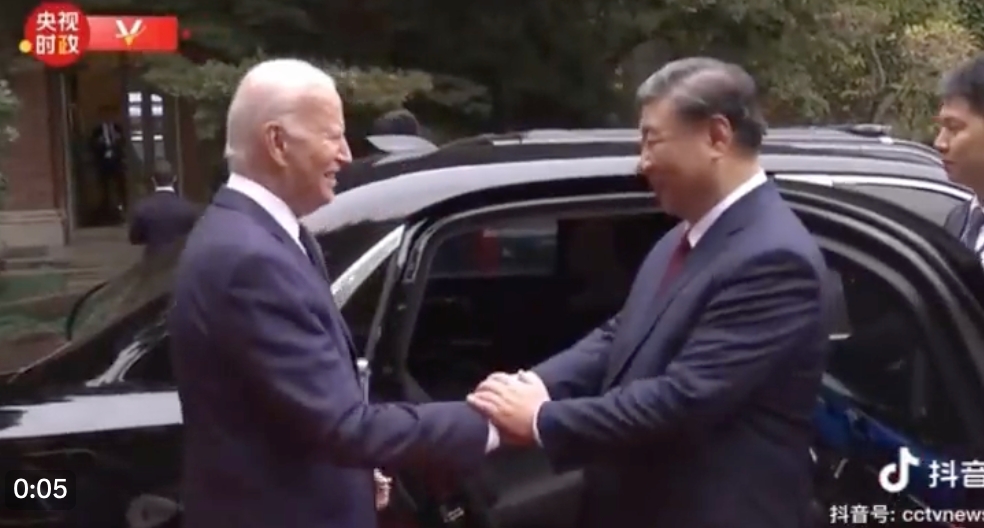 數十年來保持謹言慎行的習近平，在此次的訪美行中，包括被拜登誇贊專車而露出的笑容等，被《紐時》形容展露了較平時更貼近真實的一面。 圖：截自《央視》
