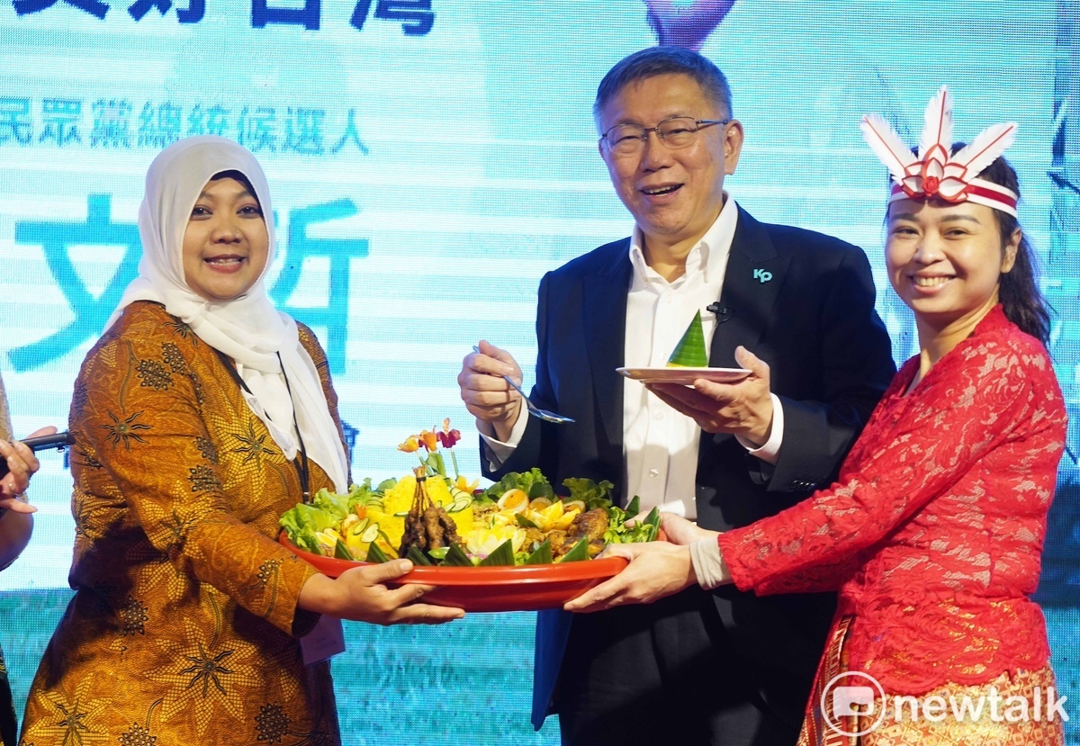 印尼新住民送上代表金玉滿堂、節節高升的薑黃飯，祝福柯文哲更上層樓、高票當選 圖：林昀真/攝