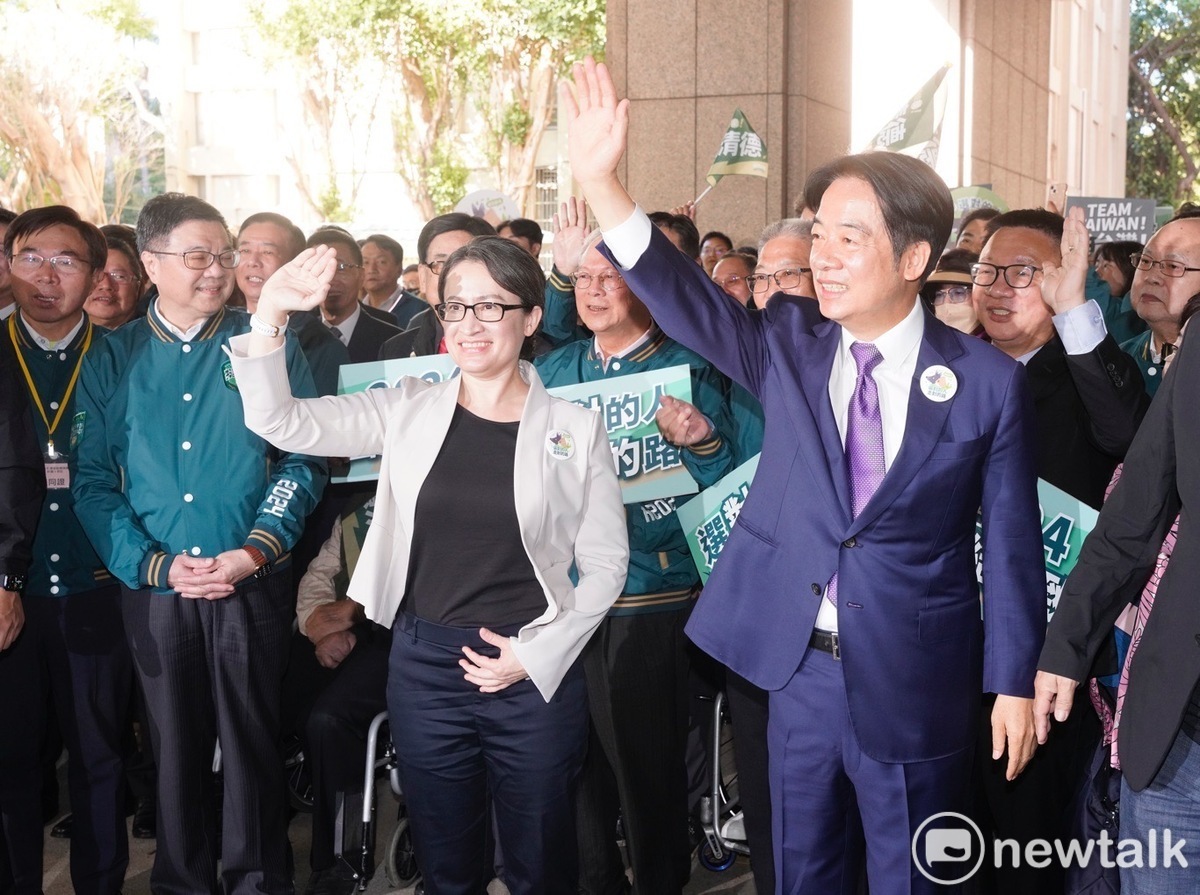 民進黨總統候選人賴清德今日偕同副總統候選人蕭美琴前往中選會登記參選。 圖:張良一攝