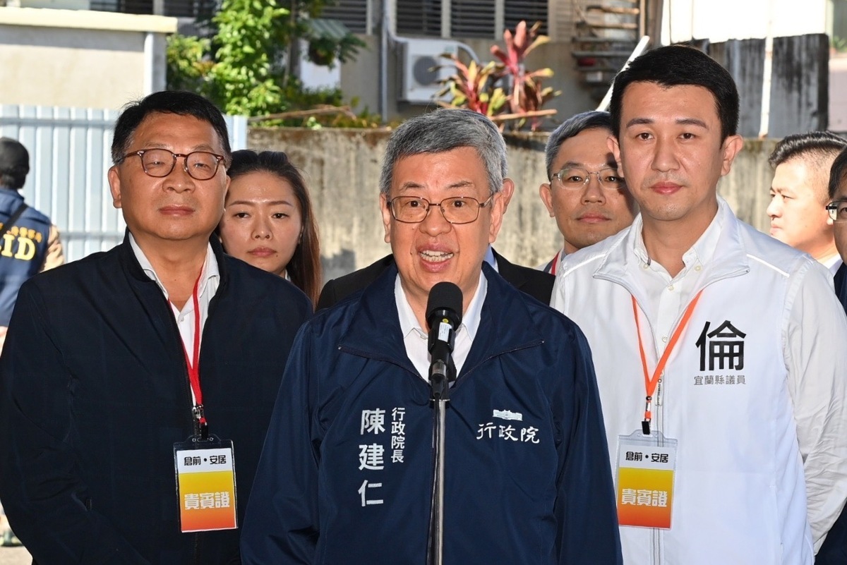 行政院長陳建仁今（21）天到宜蘭縣出席「倉前安居社會住宅開工動土典禮」前受訪。 圖：行政院提供